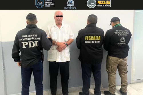 VIDEO - Capturan en Aeropuerto de la CDMX a sacerdote violador de menor